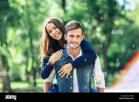 Loving Couple Fotos Und Bildmaterial In Hoher Auflösung Alamy