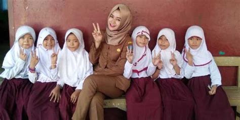 Poppy Indrawati Guru Cantik Sd Di Serang Idola Banyak Netizen
