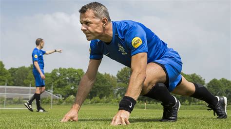 He has been a fifa listed referee since 2006 and an . Bjorn Kuipers geeft zijn kinderen geen gele en rode ...