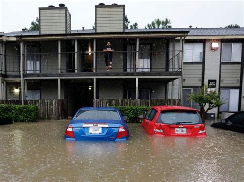 In Houston Nearly 900 Are Rescued As Severe Flooding Sweeps Through City Abc News