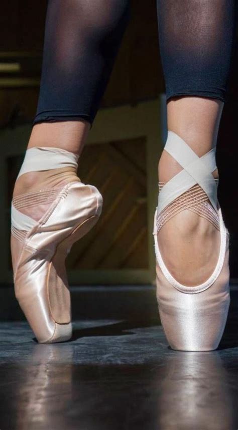 ballet feet ballet slippers ballet dancers ballerinas en pointe pointe shoes ballet shoes
