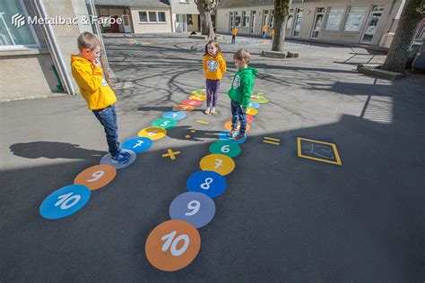 Otro juego muy divertido para el patio de la escuela es el de serpientes y escaleras pero en versión gigante. Juegos patio colegio (9) - Imagenes Educativas