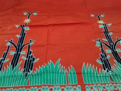 Tidak heran kalau kamu akan melihat motif batik berupa gambar tanaman bambu dengan berbagai warna cerah yang memiliki filosofis hidup rukun dan tentram. Gambar Batik Pring Sedapur - KIM SUARA KRANGGAN: Batik ...