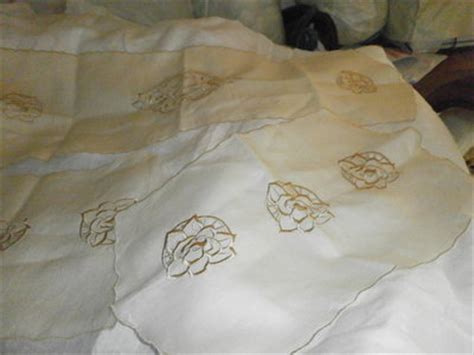 Leggi la nostra definizione di articoli fatti a mano, oggetti vintage e materiali per creare. centrini camera da letto - Libri schemi e corsi - Schemi e tutorial... | su MissHobby
