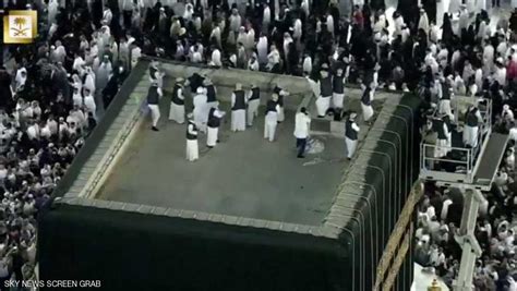 Kiswah is the cloth that covers the kaaba in mecca, saudi arabia. تغيير كسوة الكعبة المشرفة وتلبسيها الحرير والذهب - فكر وفن ...