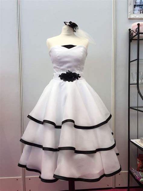 In ihrer geradlinigen, manchmal leicht geschwungenen form und mit den kürzeren röcken erinnern sie mich an die schnitte der 60er jahre. Brautkleid Hochzeitskleid schwarz weiss im 50er Jahre Stil ...