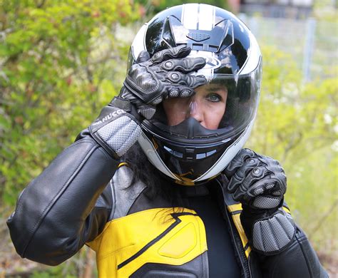Hintergrundbilder Gras Motorrad Fahrzeug Handschuhe Helm Leder Radfahrer Abgeschlossen