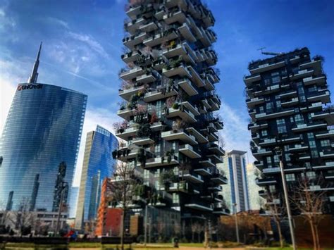 Succursali bancarie di unicredit banca in milano. torre unicredit con i boschi verticali - Foto di Torri ...