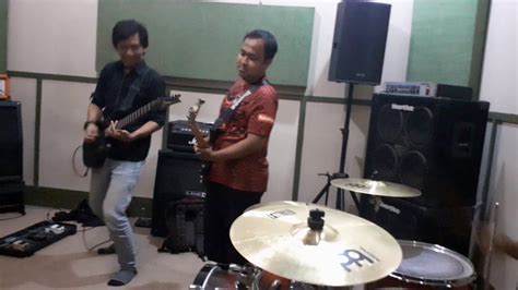 Mungkin ini memang jalan takdirku mengagumi tanpa dicintai tak mengapa bagiku asal kau pun bahagia dalam hidupmu, dalam hidupmu. Ungu - Cinta Dalam Hati (Cover) - YouTube