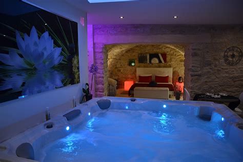 Profitez d'un espace détente complet : Suite voutée en pierre avec jacuzzi privatif, Gard ...