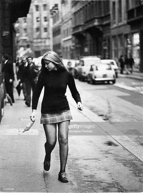 an italian girl walking down the street in a miniskirt milan 1971 fotografia de notícias
