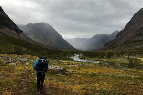 The route consist mostly of narrow footpaths running through the forested hills of middle sweden and avoids most population centers. Vandra Kungsleden Abisko - Nikkaluokta