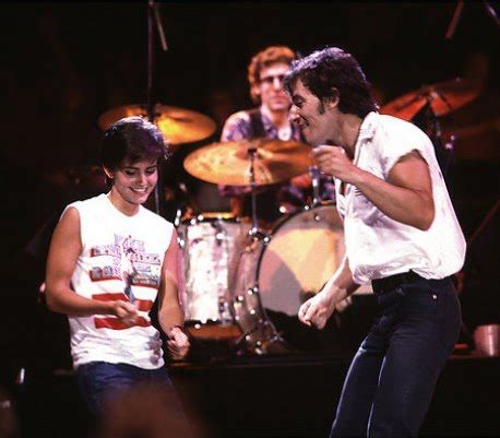 While partying, drinking, and taking drugs, they are arrested, only to be bailed out by a drug and arms dealer. Bruce Springsteen: Dancing in the Dark. - Alquimia Sonora