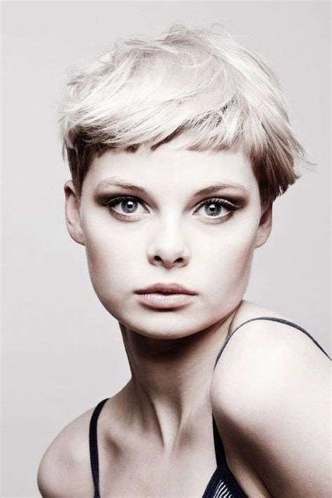 Los estilismos van cambiando lentamente hasta transformarse en otros looks. Cortes de pelo Corto para mujer 2021 - Tendenzias.com