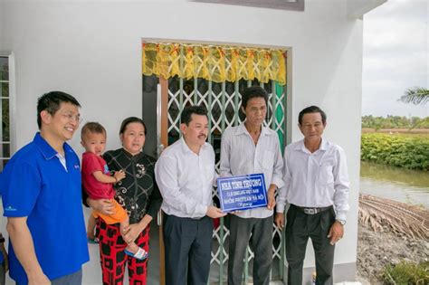 Đa số người dùng mạng xã hội đều lên án trước hành động bạo lực của chồng cũ hoàng yến, đồng thời mong muốn nữ diễn viên sớm vượt qua ồn ào lần này để tiếp tục theo đuổi con đường nghệ thuật. Ông Võ Hoàng Yên trao Nhà tình thương, quà Tết tại Cà Mau