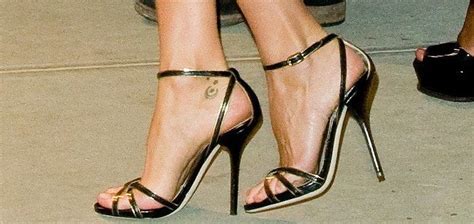 Gisele Bundchen Shows Off Her Sexy Stems In Dandg Sandals
