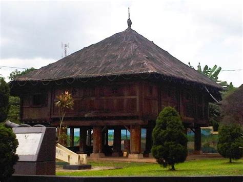 Rumah adat lampung ternyata mempunyai sebuah nama lain yang unik yakni nuwow sesat seperti yang telah dijelaskan diatas. Rumah Adat Lampung | Nama, Jenis, Gambar & Arsitektur