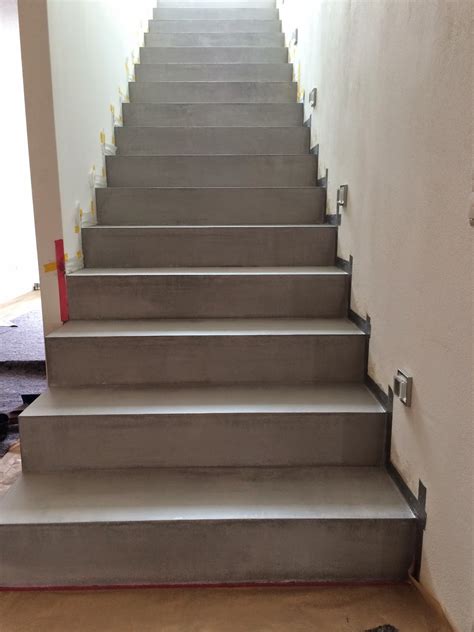 Dabei werden sie feststellen, dass sie für innen liegende betontreppen deutlich mehr freiheiten erhalten als für außen liegende treppen. Treppe Sichtbeton | Treppenhaus Renovieren - 63 Ideen Zum ...