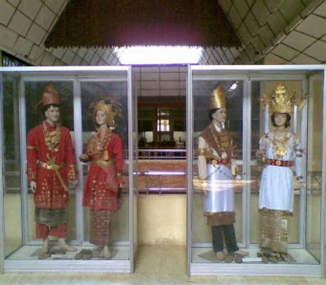 Rumah Adat Senjata Pakaian Adat Lampung - Baju Adat ...