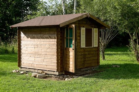 Ein gartenhaus in schwedenrot setzt einen starken farbkontrast ins umgebende grün: Gartenhäuser: Kleines Häuschen mit mehreren ...