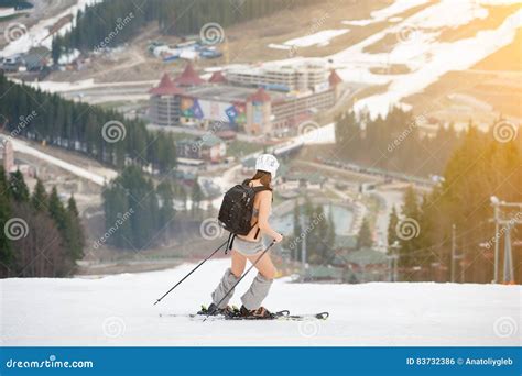 Ski Femelle Actif De Skieur Sur La Pente Neigeuse De La Montagne