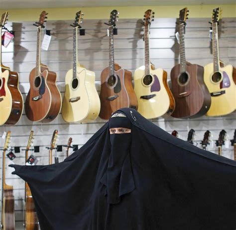 7 chakra anhänger rund blume des lebens ca. Gisele Marie: Muslimin rockt in Heavy-Metal-Band - mit ...