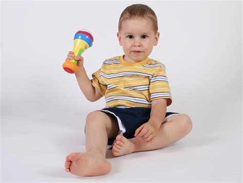 무료 이미지 사람 놀이 소년 남성 다리 손가락 좌석 어린이 연주하다 장난감 어린 시절 웃고있는 인간의