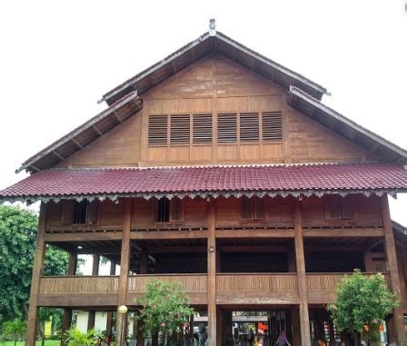 Bangsal kencana) atau rumah adat bangsal kencono adalah rumah tradisional dari daerah istimewa yogyakarta.rumah ini terlihat berbentuk joglo dan merupakan rumah adat khas kerajaan mataram khususnya keraton yogyakarta.bangsal kencono merupakan bangunan pendopo yang merupakan rumah adat yang dibangun di kawasan keraton. 4 Nama Rumah Adat Daerah Sulawesi Tenggara dan Penjelasannya