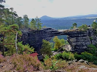 Das kleine binnenland wird im westen von deutschland, im norden von polen, im osten von der slowakei und im süden von österreich begrenzt. Landschaft und Höhlen um das Prebischfelstor, Böhmische ...