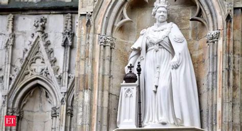 Queen Elizabeth Ii King Charles Iii Unveils First Statue Of Late Queen