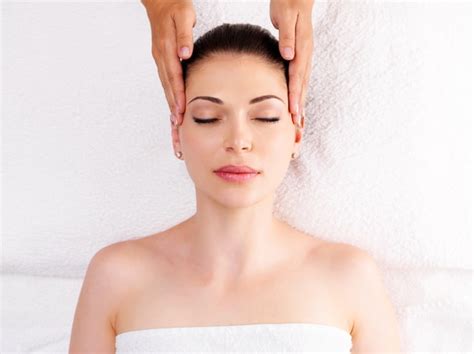 mulher fazendo massagem corporal no salão spa conceito de tratamento de beleza foto grátis