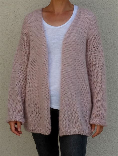 Pour une allure décontractée, sur un jean avec des sneakers, c'est même très tendance en hiver quand noël approche! Tricolyne: Long gilet rose