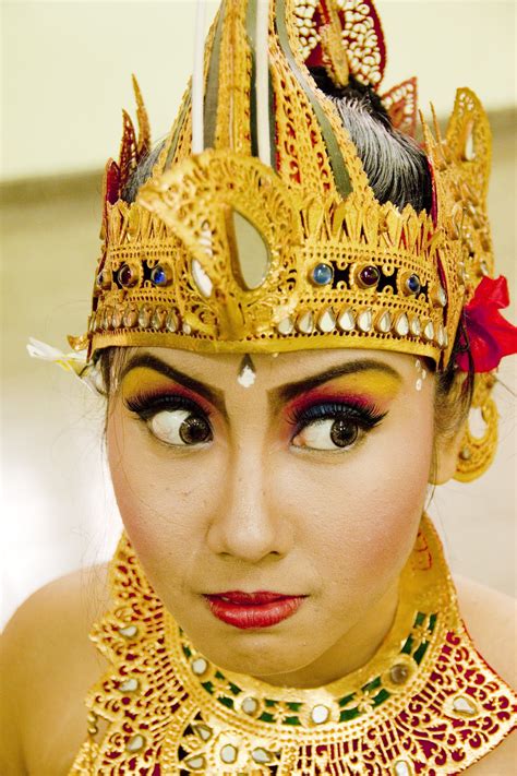 Gambar Tutorial Make Up Tari Bali Dismakeup