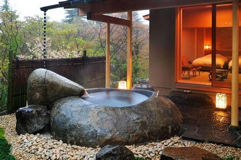 Layaknya kamar mandi yang ada di indonesia, kamar mandi dengan desain di atas begitu familiar. Berendam dengan Suasana Alam, Desain Outdoor Bathtub yang ...