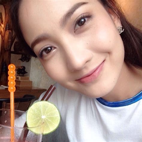 She is of mixed thai and mon ancestry; รวมภาพสาวสวย มาแรง แต้ว ณฐพร