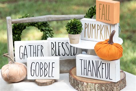 Make one of these easy diy fall wood signs this weekend! Rae Dunn Inspired Fall Signs Halloween, Fall Decorations