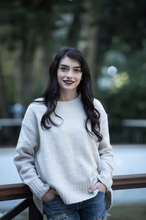 Ünlü şarkıcının 'yeni ve yeni kalanlar' isimli şarkısına çektiği video klipte, oğlu mithat can özer'in sevgilisi sarah nile cameron da rol aldı. Hazar Ergüçlü ile Mithat Can Özer yeniden birlikte - Son ...