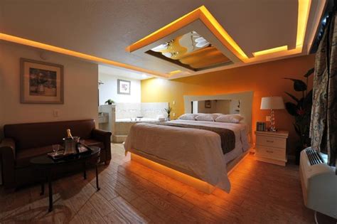 There is only one hotel in fort worth with in room jacuzzi (technically, it's called a jetted tub) at the super 8 north. Honeymoon Suites With Jacuzzi - Picture of Romantic Inn ...