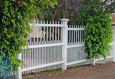 Jika ingin memilih pagar swing atau lipat, jangan menggunakan bahan baku. Pagar Minimalis Putih dengan Ukuran Beragam