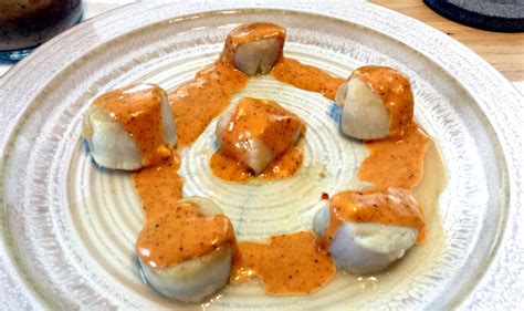 I would recommend grapeseed, safflower or extra virgin olive oil. Easy Ways to Cook and Prepare Large Sea Scallops | Delishably