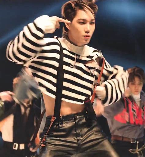 Di foto lainnya, kai tak hanya pakai crop top, tapi juga terlihat mengenakan sepatu hak tinggi yang bikin heboh penggemar. 「露臍裝」不再是女生專屬!EXO KAI、Wanna One裴珍映、MONSTA X元虎大秀腹肌! - KSD 韓星 ...