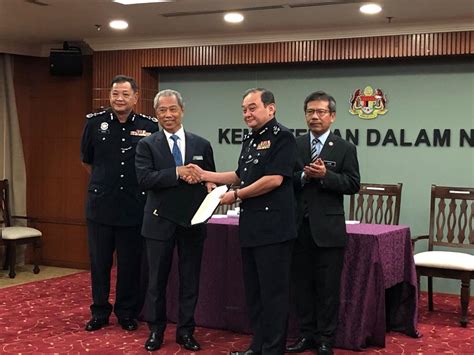 Katanya, beliau juga pernah diamanahkan sebagai timbalan ketua polis sebelum dinaikkan pangkat sebagai ketua polis kuala lumpur. Mazlan Mansor dilantik Timbalan Ketua Polis Negara