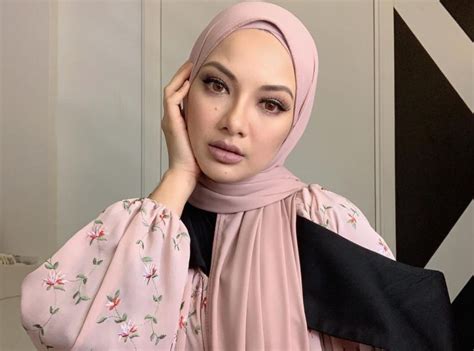 Speaks both english and turkish. Neelofa Tarik Diri Dari Anugerah Bintang Popular ke-32 ...