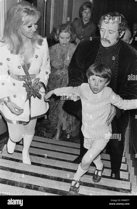 Richard Harris Con Su Esposa Elizabeth Harris Y Su Hijo Pablo 1969 Archivo De Referencia