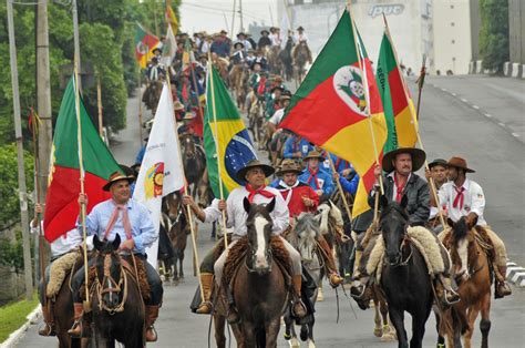 Desfile Farroupilha Mobiliza 600 Cavaleiros Em Homenagem Aos 182 Anos