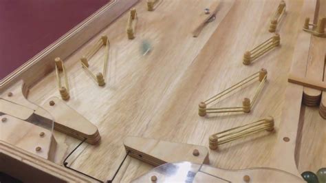 pinball artesanal todo feito em madeira compensado cavilhas e elástico Pinball Wooden games