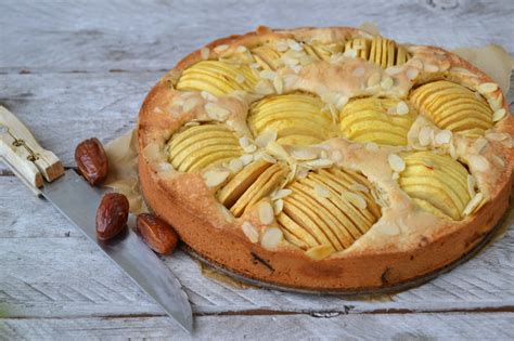 Klassischer Apfelkuchen mit Datteln und Ahornsirup