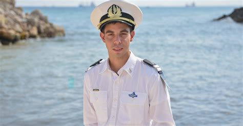 שירת כפרויקטור למאבק באיום האיראני, כראש אגף המבצעים , מפקד פיקוד המרכז , מפקד אוגדת איוש ומפקד סיירת מטכל. גאווה: סגן עמרי ניצן מרעננה סיים קורס חובלים "אגן על ...