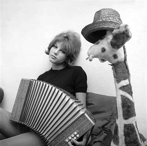Stefania sandrelli, musa di registi del calibro di monicelli, scola, bertolucci e molti altri, nonostante sia stefania sandrelli in uno scatto di scena sul set del film l'amante di gramigna (1968) di carlo. Stefania Sandrelli в 2020 г