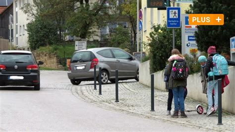 Wer ein fahrzeug habe, das nicht auf den streifen passe, müsse woanders parken. Rehling: In Rehling verhindern Poller jetzt das Parken auf ...